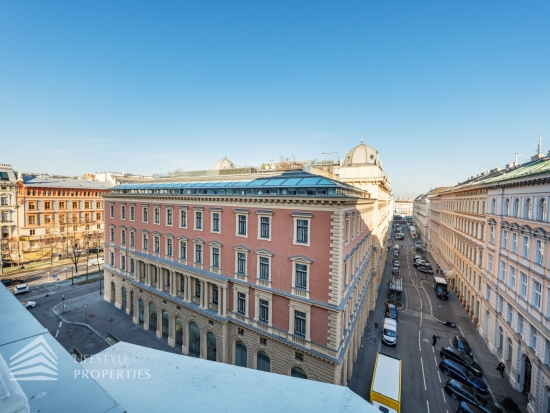 Eleganter 7-Zimmer Altbau mit Balkon, Nähe Börse