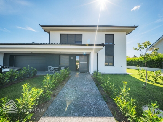 Modernes Einfamilienhaus mit Garten in Ruhelage