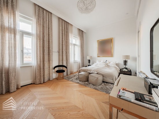 Eleganter 7-Zimmer Altbau mit Balkon, Nähe Börse