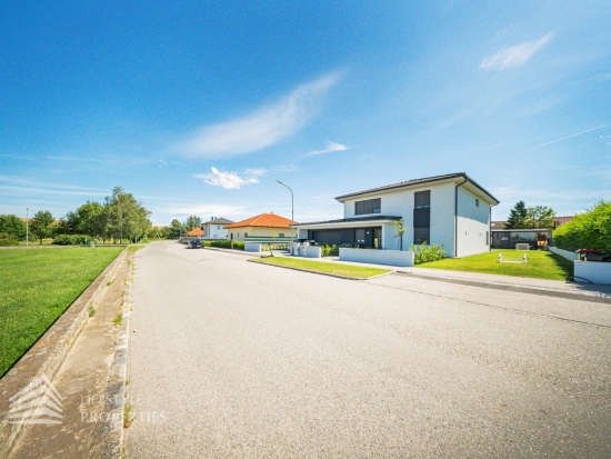 Modernes Einfamilienhaus mit Garten in Ruhelage