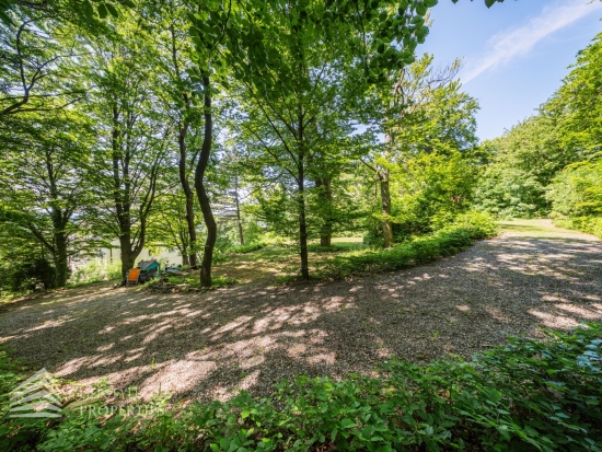 Luxuriöse Parkvilla mit einzigartigem Fernblick