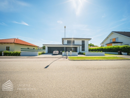 Modernes Einfamilienhaus mit Garten in Ruhelage