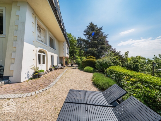 Luxuriöse Parkvilla mit einzigartigem Fernblick