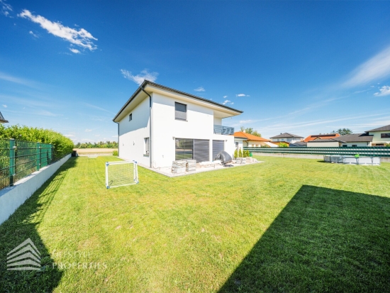 Modernes Einfamilienhaus mit Garten in Ruhelage