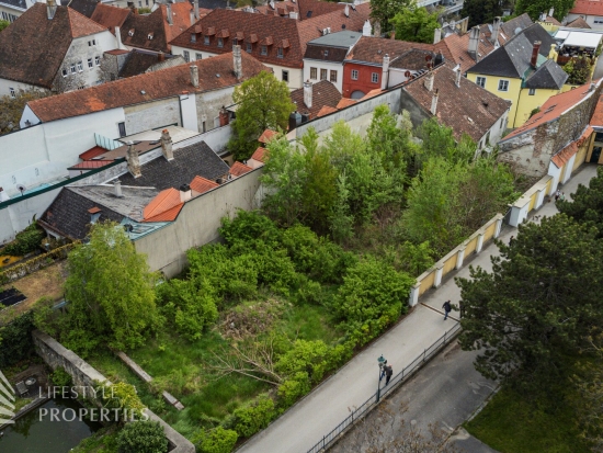 Grundstück mit sanierungsbedürftigen Zinshäusern in zentraler Lage von Gumpoldskirchen