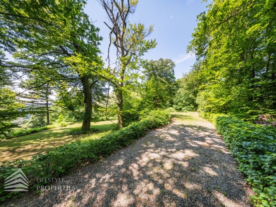 Luxuriöse Parkvilla mit einzigartigem Fernblick