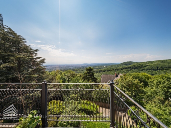 Luxuriöse Parkvilla mit einzigartigem Fernblick