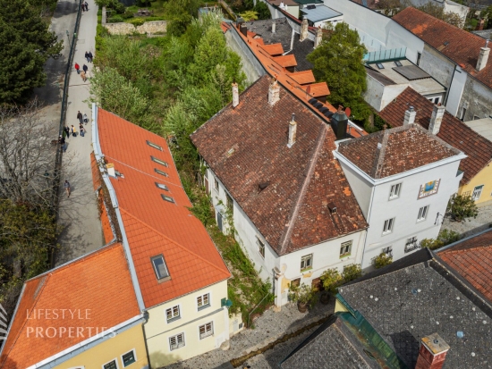 Grundstück mit sanierungsbedürftigen Zinshäusern in zentraler Lage von Gumpoldskirchen