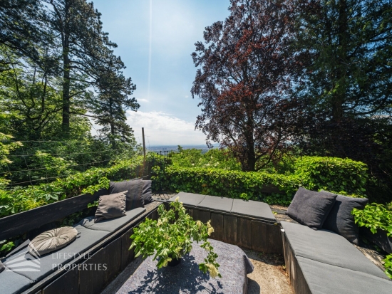 Luxuriöse Parkvilla mit einzigartigem Fernblick