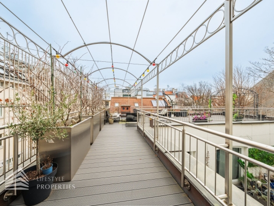 Vollsaniertes Haus mit 4 Einheiten und Rohdachboden, Nähe Sternwartepark