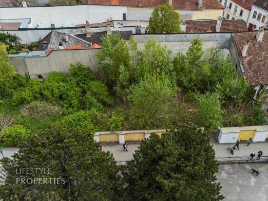 Grundstück mit sanierungsbedürftigen Zinshäusern in zentraler Lage von Gumpoldskirchen