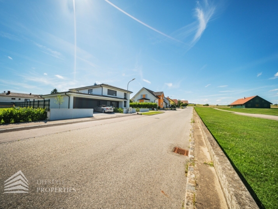 Modernes Einfamilienhaus mit Garten in Ruhelage