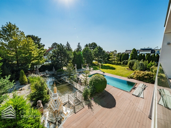 Extravagante 5-Zimmer Designvilla mit großartigen Garten und Pool, Stadtgrenze