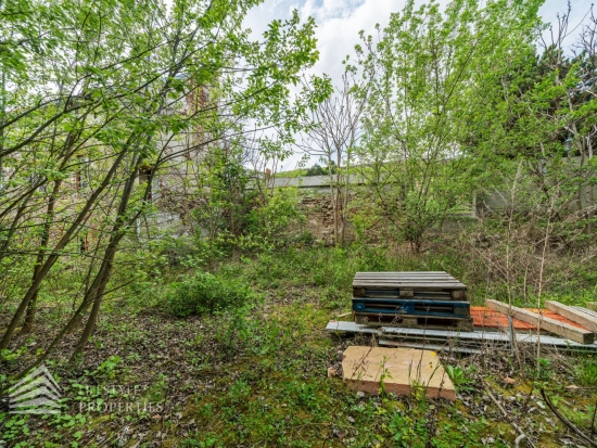 Grundstück mit sanierungsbedürftigen Zinshäusern in zentraler Lage von Gumpoldskirchen