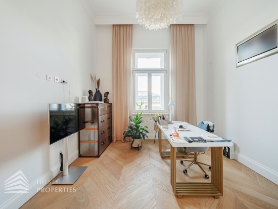 Eleganter 7-Zimmer Altbau mit Balkon, Nähe Börse