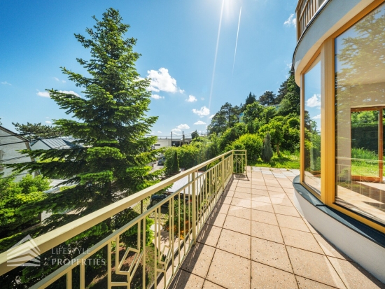 Einzigartiges Einfamilienhaus in wunderschöner Hanglage