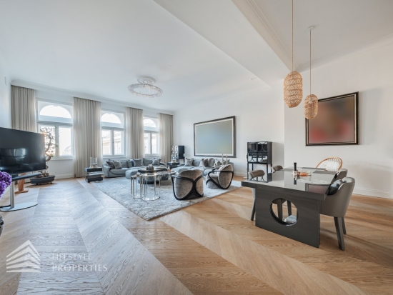 Eleganter 7-Zimmer Altbau mit Balkon, Nähe Börse