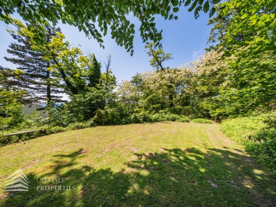 Luxuriöse Parkvilla mit einzigartigem Fernblick