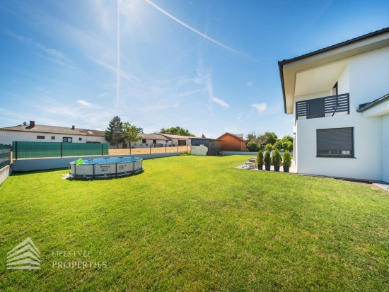 Modernes Einfamilienhaus mit Garten in Ruhelage