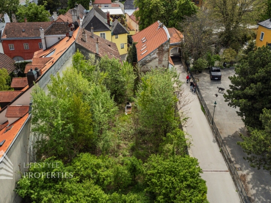 Grundstück mit sanierungsbedürftigen Zinshäusern in zentraler Lage von Gumpoldskirchen