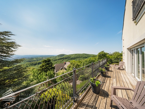 Luxuriöse Parkvilla mit einzigartigem Fernblick