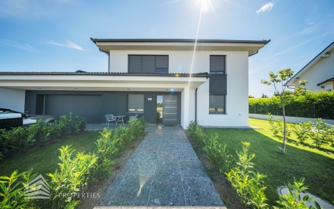 Modernes Einfamilienhaus mit Garten in Ruhelage