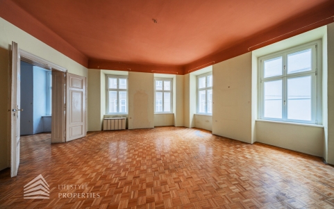 Renovierungsbedürftige Wohnung in bester Lage, Nähe Franziskanerplatz