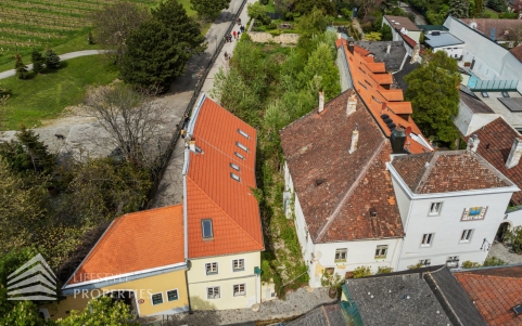 Grundstück mit sanierungsbedürftigen Zinshäusern in zentraler Lage von Gumpoldskirchen