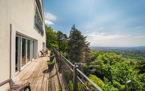 Luxuriöse Parkvilla mit einzigartigem Fernblick